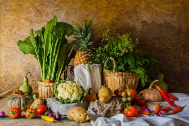 Natürmort sebzeler, otlar ve meyveler.