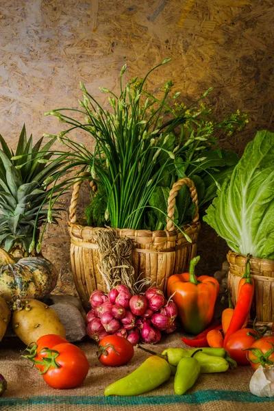 Vida morta Legumes, ervas e frutas . — Fotografia de Stock