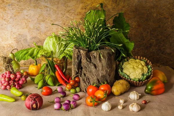 Stilleven groenten, kruiden en fruit. — Stockfoto