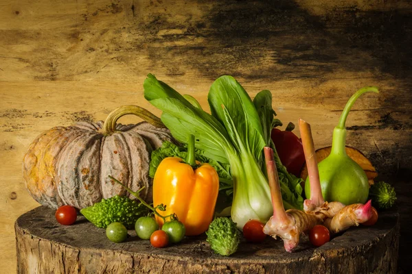 Stilleben av grönsaker och frukt. — Stockfoto