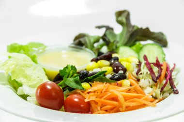  Taze sebze salatası.