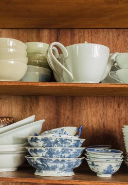 ahşap kiler içinde çanak çömlek