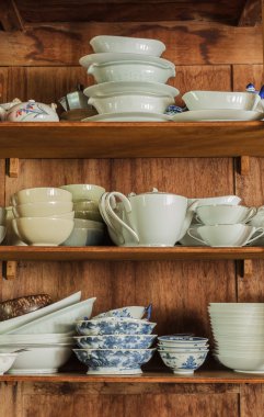 ahşap kiler içinde çanak çömlek