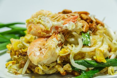 Stir fry erişte ile karides ve yumurta.