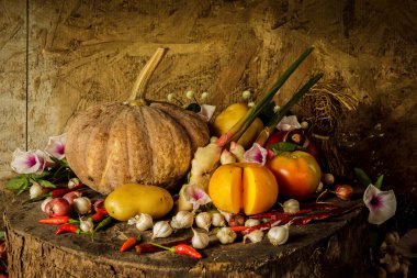 Baharatlar, bitkiler, sebze ve meyve ile natürmort fotoğraf