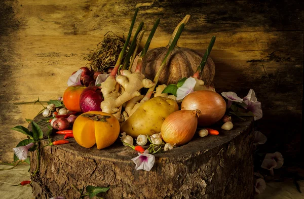 Натюрморт фотографии со специями, травами, овощами и фруктами — стоковое фото