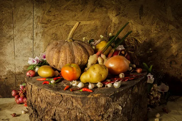 Baharatlar, bitkiler, sebze ve meyve ile natürmort fotoğraf