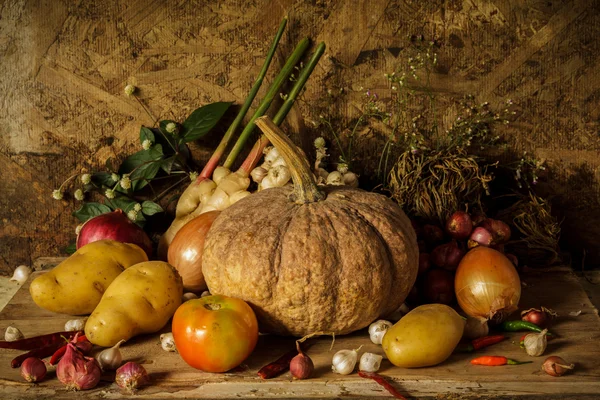 Baharatlar, bitkiler, sebze ve meyve ile natürmort fotoğraf