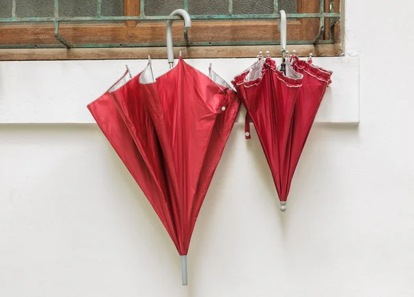 Desen şemsiye asmak pencere tarafında — Stok fotoğraf