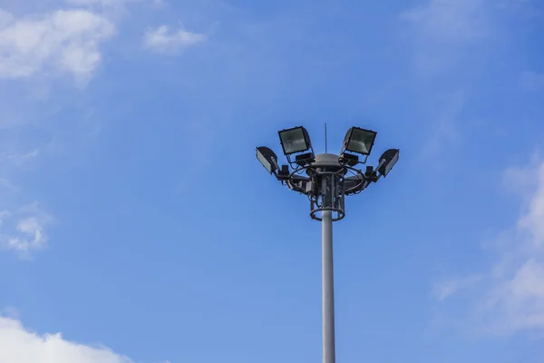 青空に照らす街路灯 — ストック写真