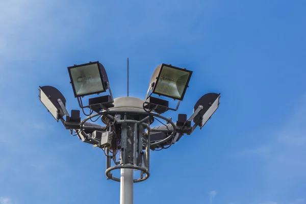 Mavi gökyüzüne karşı sokak lambası — Stok fotoğraf