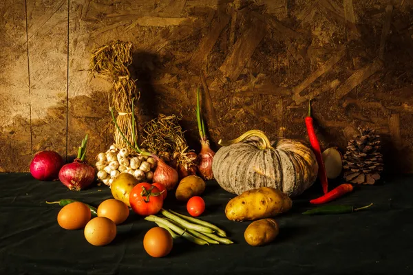 Fotografía de naturaleza muerta con calabaza, especias, hierbas, verduras a — Foto de Stock