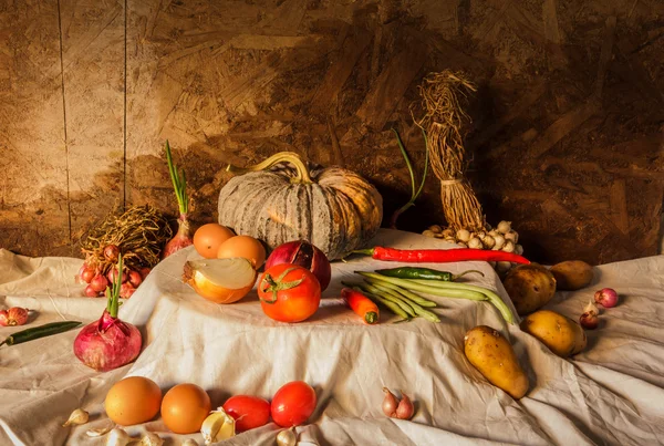 Stilleben fotografering med pumpa, kryddor, örter, grönsaker en — Stockfoto