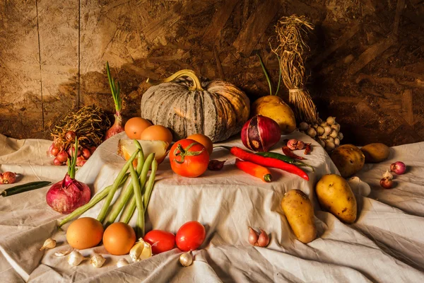 Photographie nature morte avec citrouille, épices, herbes, légumes a — Photo