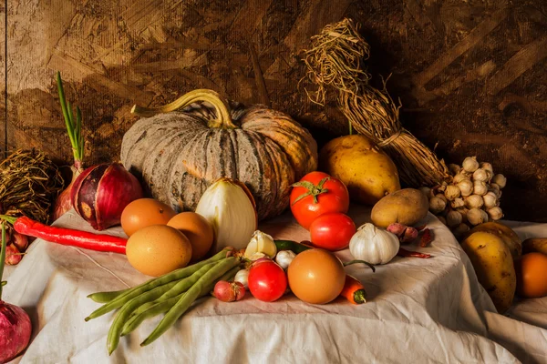 Photographie nature morte avec citrouille, épices, herbes, légumes a — Photo