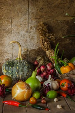 Natürmort sebzeler, otlar ve meyveler.