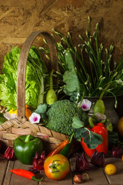 Nature morte Légumes, herbes et fruits . — Photo