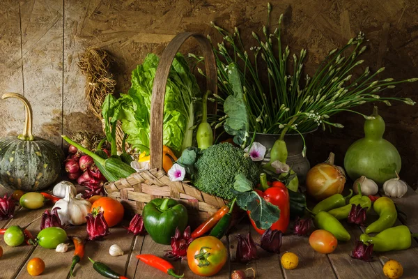 Nature morte Légumes, herbes et fruits . — Photo