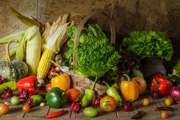 Stillleben Gemüse, Kräuter und Obst. — Stockfoto