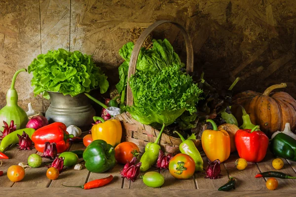 Nature morte Légumes, herbes et fruits . — Photo