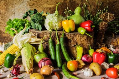 Natürmort sebzeler, otlar ve meyveler.