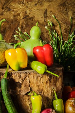 Natürmort sebzeler, otlar ve meyveler.