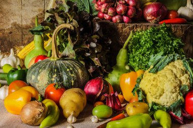 Natürmort sebzeler, otlar ve meyveler.