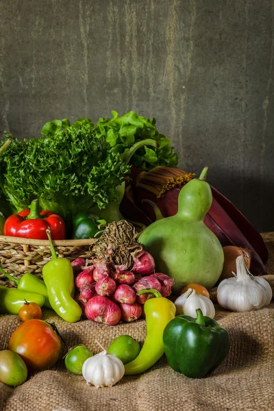 Bodegón Verduras, hierbas y frutas . —  Fotos de Stock