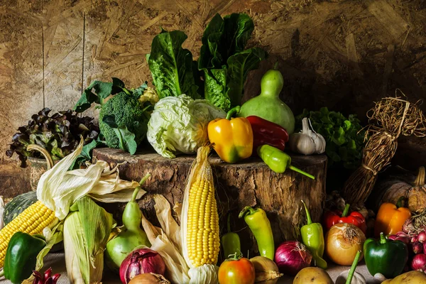 Vida morta Legumes, ervas e frutas . — Fotografia de Stock