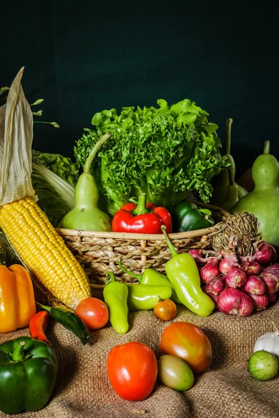 Nature morte Légumes, herbes et fruits . — Photo