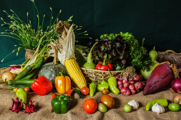 Stilleben grönsaker, örter och frukter. — Stockfoto