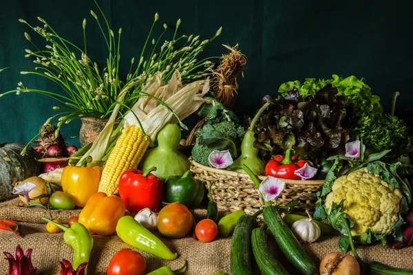 Nature morte Légumes, herbes et fruits . — Photo