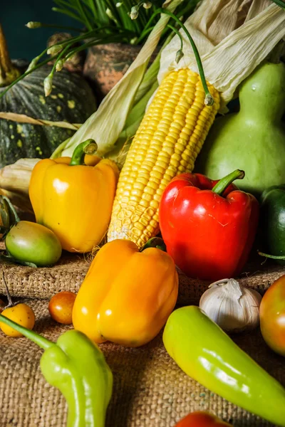 Stilleven groenten, kruiden en fruit. — Stockfoto