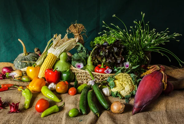 Stilleben grönsaker, örter och frukter. — Stockfoto