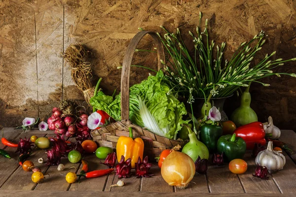 Vida morta Legumes, ervas e frutas . — Fotografia de Stock