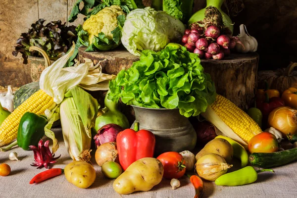 Stilleven groenten, kruiden en fruit. — Stockfoto