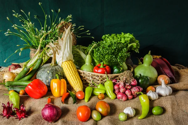 Nature morte Légumes, herbes et fruits . — Photo