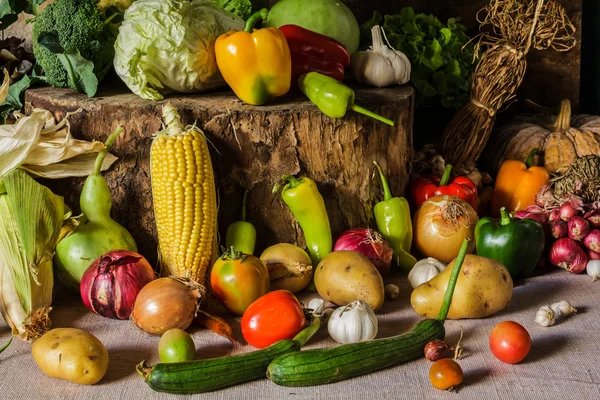 Stilleben grönsaker, örter och frukter. — Stockfoto