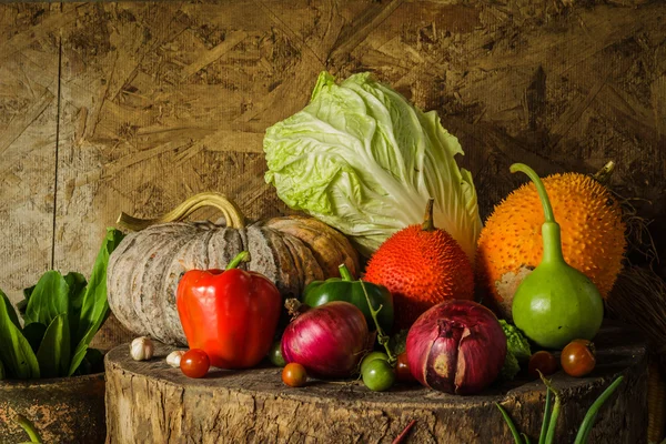 Stilleben av grönsaker och frukt. — Stockfoto