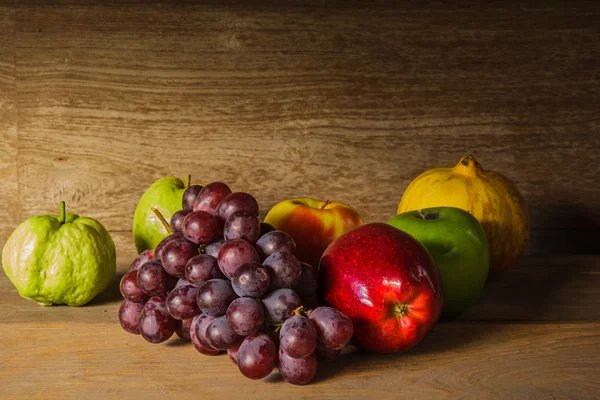 Stilleven met op het hout vol met fruit — Stockfoto