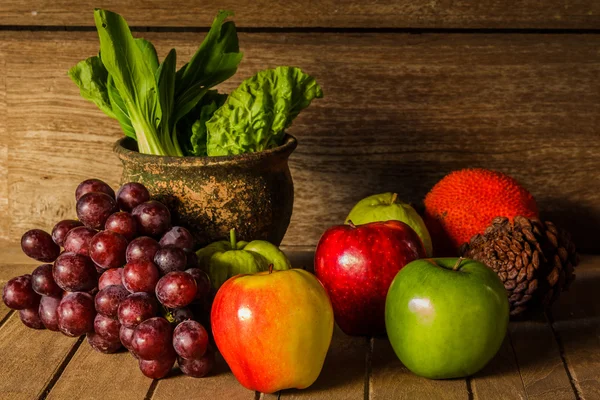 Stilleven met op het hout vol met fruit — Stockfoto