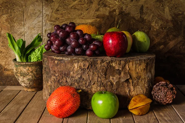 Stillleben mit auf dem Holz voller Früchte — Stockfoto