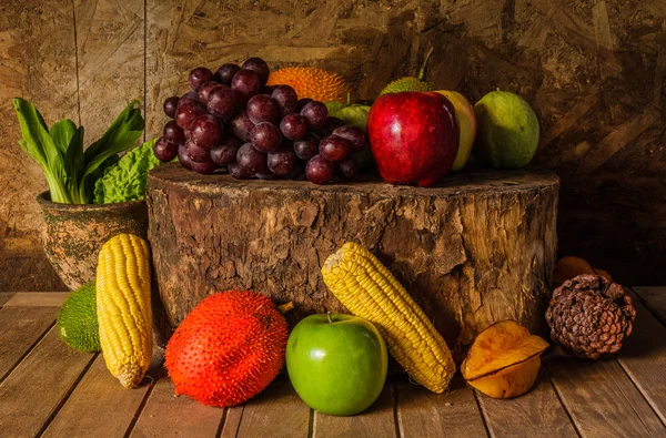 Stilleven met op het hout vol met fruit — Stockfoto