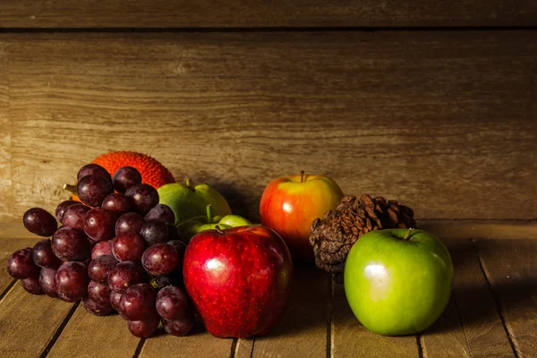 Stilleven met op het hout vol met fruit — Stockfoto