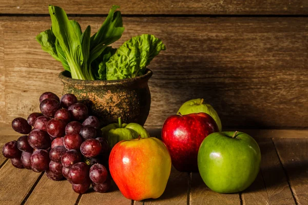 Natura morta con sul legno pieno di frutta — Foto Stock