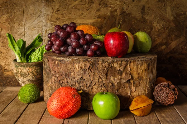 Stilleven met op het hout vol met fruit — Stockfoto