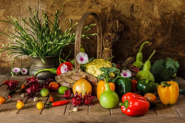 Bodegón Verduras, hierbas y frutas . —  Fotos de Stock