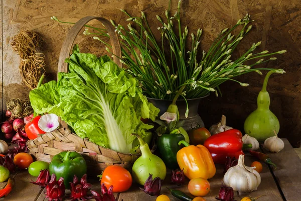 Stilleven groenten, kruiden en fruit. — Stockfoto