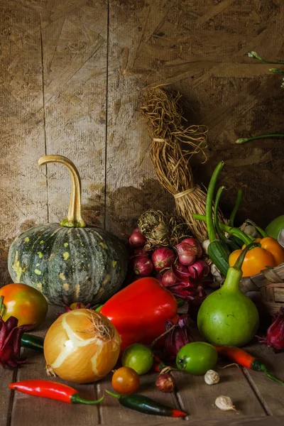 Stilleben grönsaker, örter och frukter. — Stockfoto