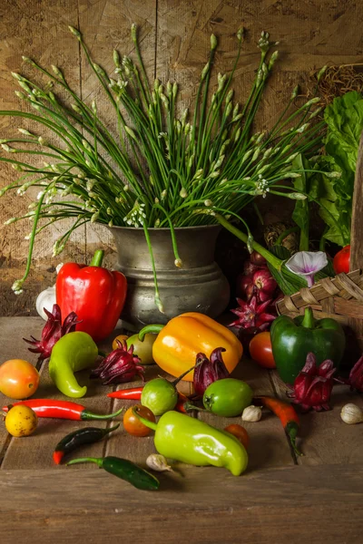 Csendélet zöldségekkel, gyógynövények és gyümölcsök. — Stock Fotó